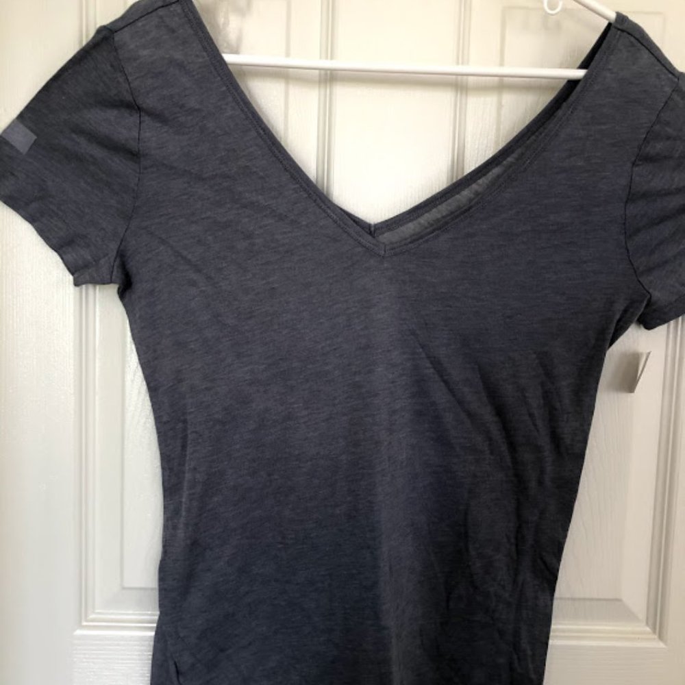 Women CHARLOTTE RUSSE v-neck short sleeves t-shirt